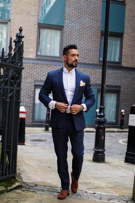 how to style navy suit.